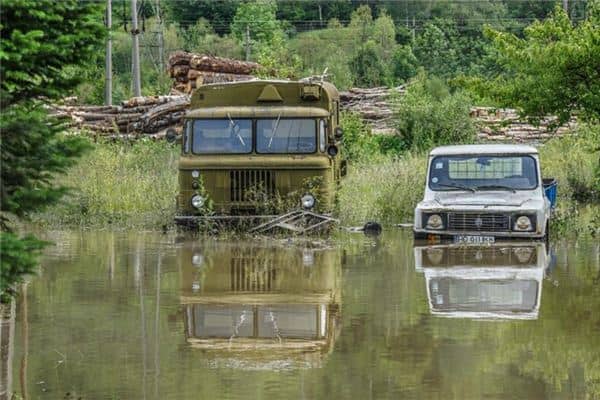 梦见开车掉水里了是什么意思