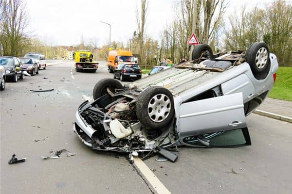 梦见别人开车翻车是什么意思