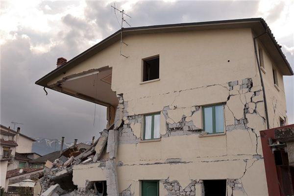 梦见房子要倒是什么意思