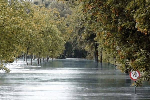 梦见洪水泛滥是什么意思