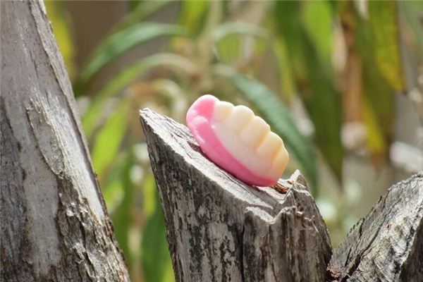 梦见假牙掉了是什么意思