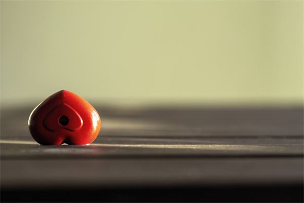 梦见心脏:心脏插尖刀,凶