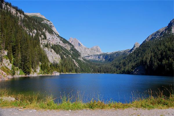 梦见高山:晴日登山吉,雨日登山凶