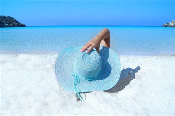 梦见帽子:夏戴凉帽清吉,冬戴凉帽不利