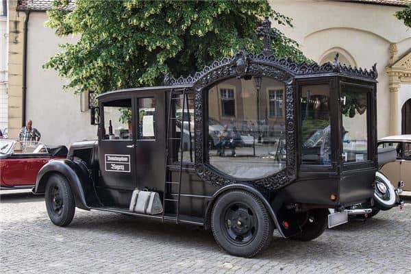 梦见灵车:病者梦之得良医,商人梦之交财运