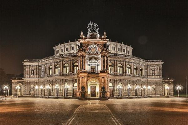 梦见宫殿:殿倾复整,官升禄增