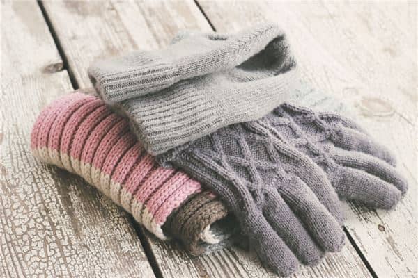 梦见手套:见手套者,主交友