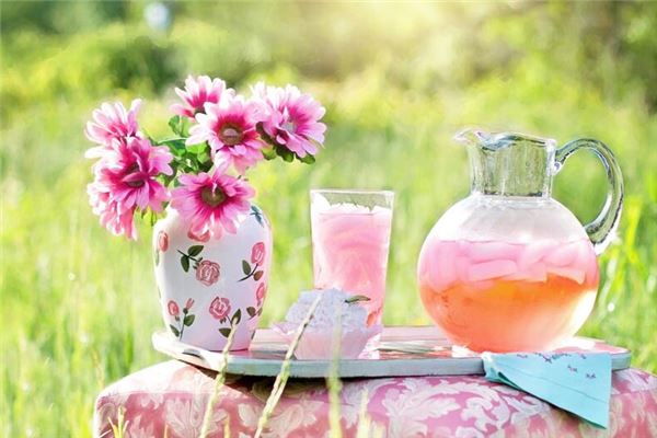 梦见粉红色:慎重处理感情问题