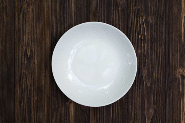 梦见盘子:梦盘破碎,家有口舌之争