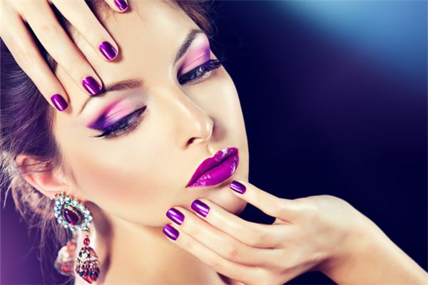 梦见耳环:耳上有金,必有贵子