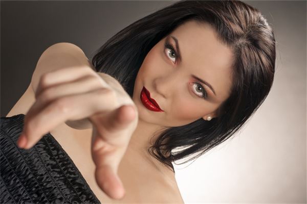 梦见嘴唇:红嘴唇吉,白嘴唇凶