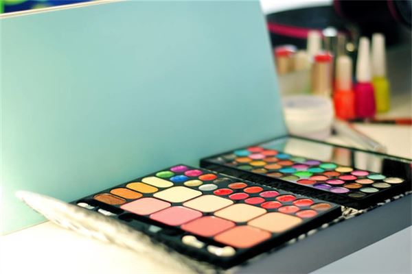 梦见化妆品:梦他人物,将有婚惑