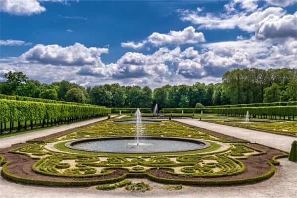 梦见公园:美丽热闹则吉,脏乱冷清则凶