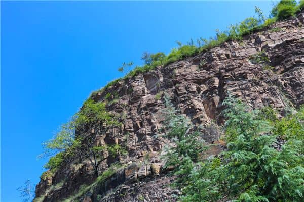 梦见悬崖峭壁:梦见坠崖,诸事不吉