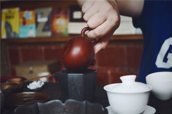 梦见壶:壶满有危,壶碎破财