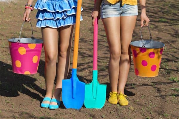 梦见铲子:梦铲沙土,人生紧张