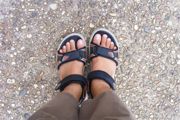 梦见脚:脚肿,经济困难