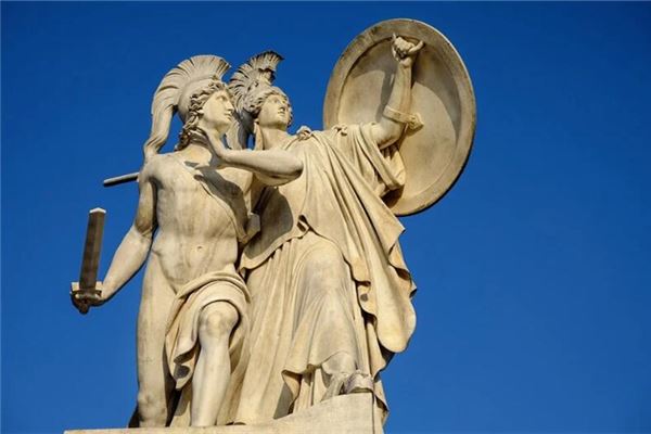 梦见神拥抱自己:大吉大利,事事顺心