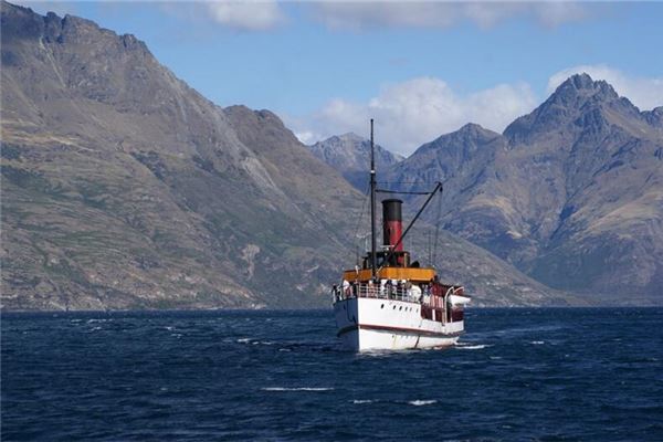 梦见轮船:船中有水,得财之兆