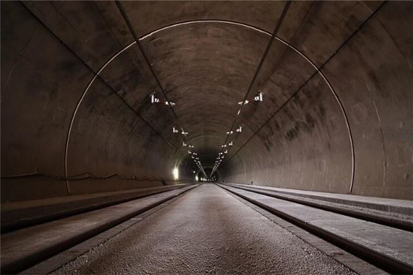 梦见隧道：穿越隧道，向往性爱