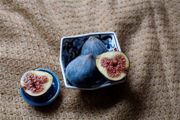 梦见无花果：梦食无花果，主生贵子