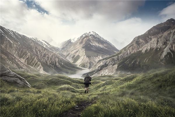 梦见登高:身居极顶,位高权重