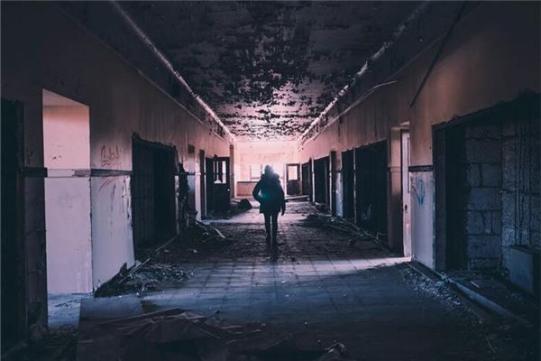 梦见走廊:廊直而洁,万事如意