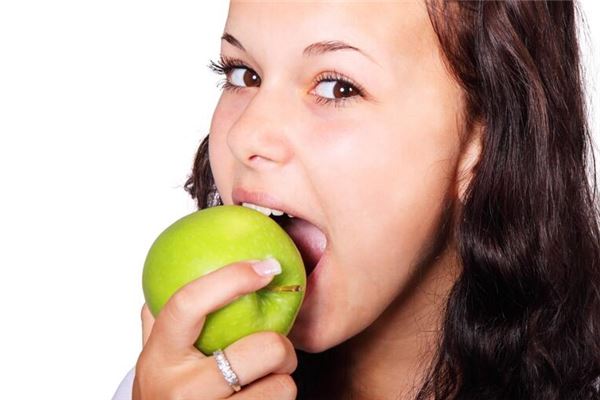 梦见咬别人:梦被人咬,将受喑算