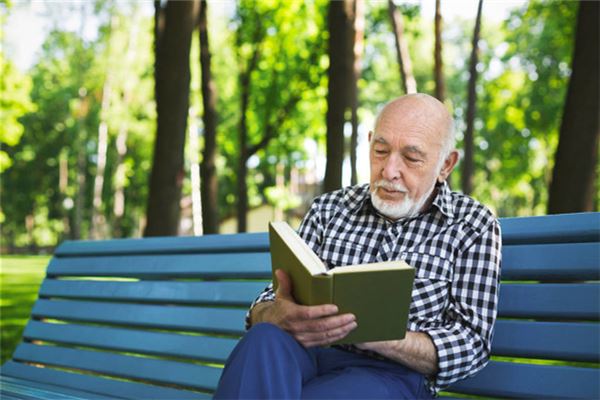 梦见白发老人:与之吵架,财运亨通