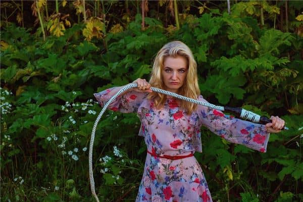 梦见鞭子:笞杖鞭扑,得人扶助