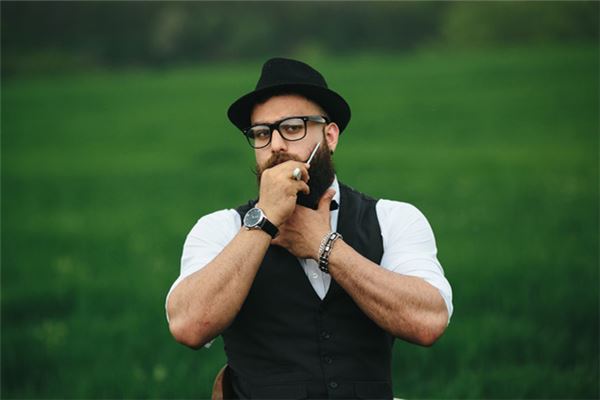 梦见刮胡子:自身动手才更吉