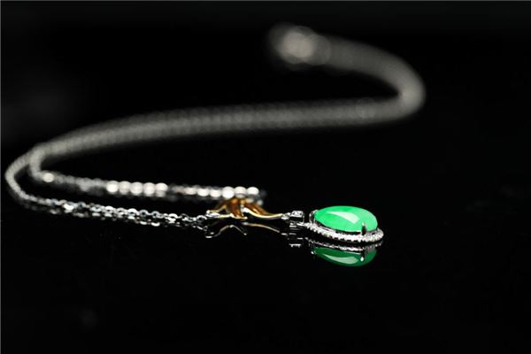 梦见项链:戴金好事,链断有凶