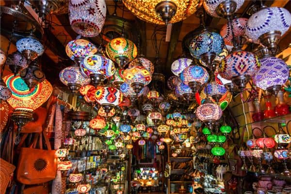 梦见灯笼:打灯笼吉,但不宜高高挂起