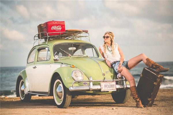 梦见汽车:自己开车,方向明确