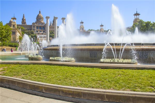 梦见喷泉:梦见泉涌,发财之兆