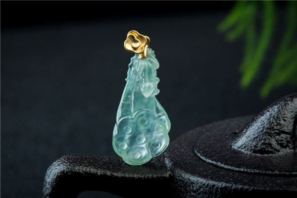 梦见玉:双手捧玉,持身敬谨