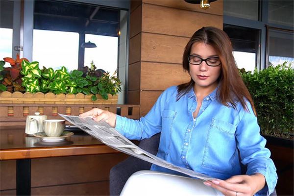 梦见看书报:少年读报成绩好,商人看书获成功