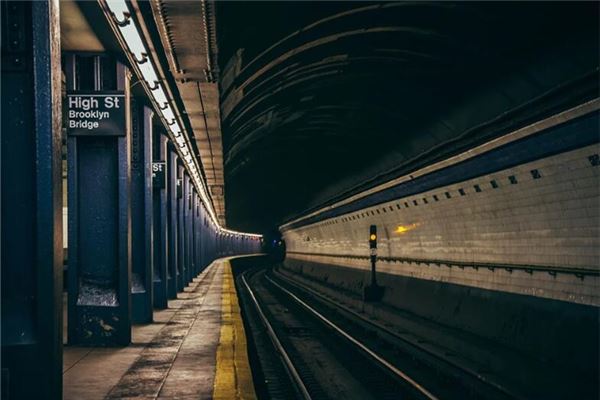 梦见地铁:乘坐地铁,遇见贵人