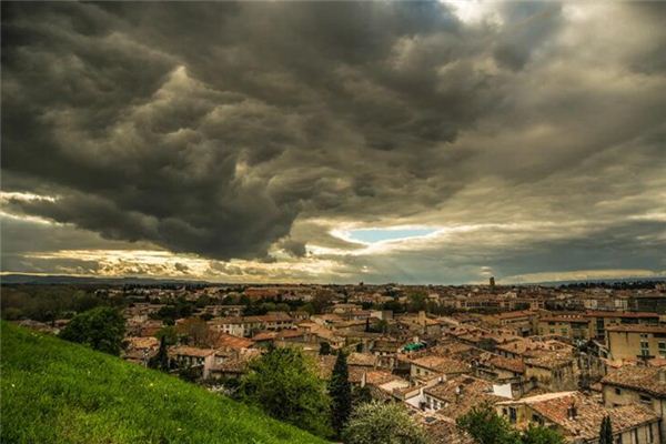 梦见狂风暴雨电闪雷鸣是什么意思