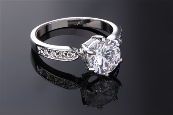 梦见结婚戒指:戴戒指,风流事