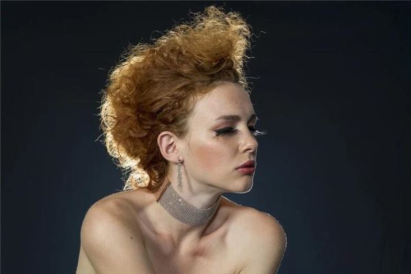 梦见掐脖子:掐别人惹祸,被人掐有福