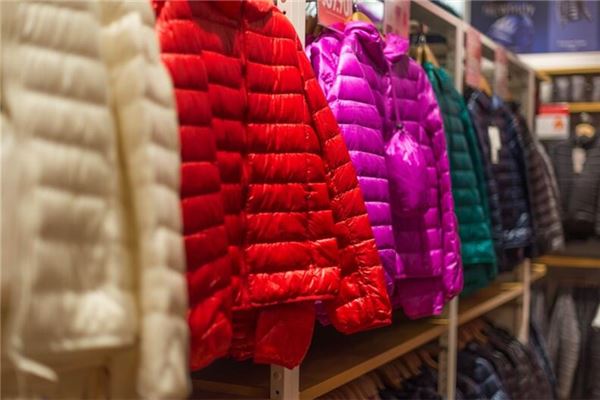 梦见羽绒衣:脱去绒衣,主生贵子