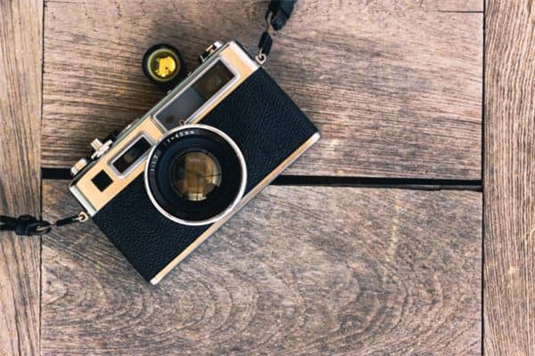 梦见照相机：为人拍照，记忆永存