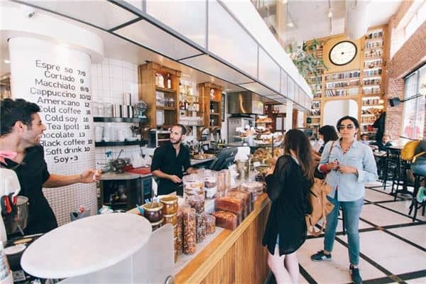 梦见开业大典:鞭响财源广,鞭灭难赚钱