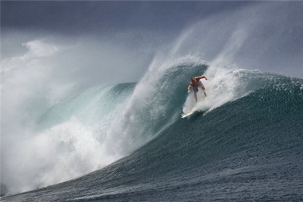 梦见惊涛骇浪:男梦骇浪有风险,女梦骇浪受阻碍