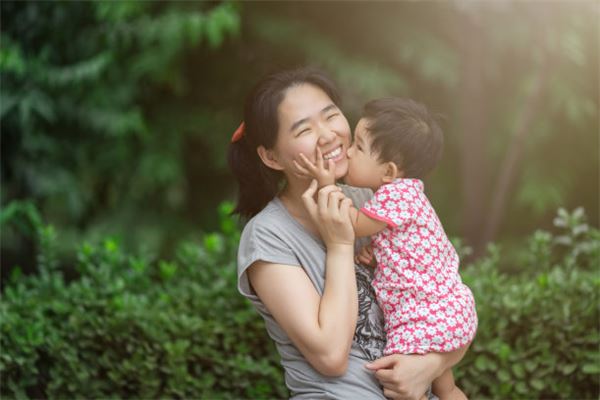 女人梦见抱别人的小孩