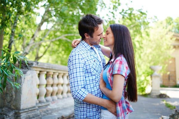 梦到我男友当我的面跟别的女人搂抱接吻