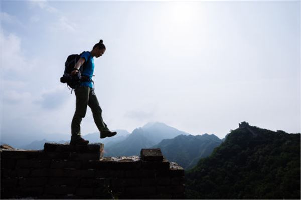 梦见有人为了救人从高空坠落,口吐鲜血死亡