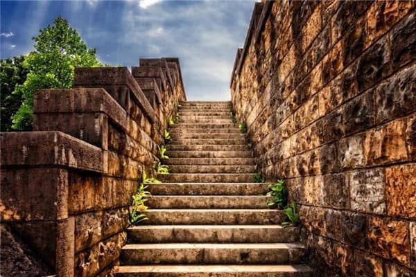 梦见在学校楼梯上上下下