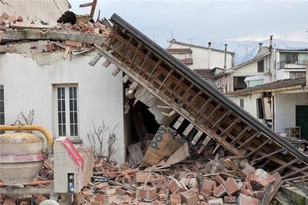 梦见房屋倒塌死了好多人,自己没死是什么意思?